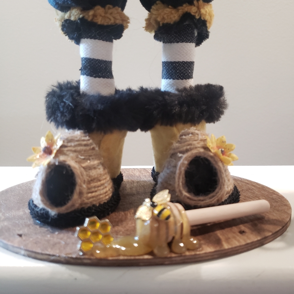 Bee Decor/ sunflower & bee gnome - Picture 8 of 13